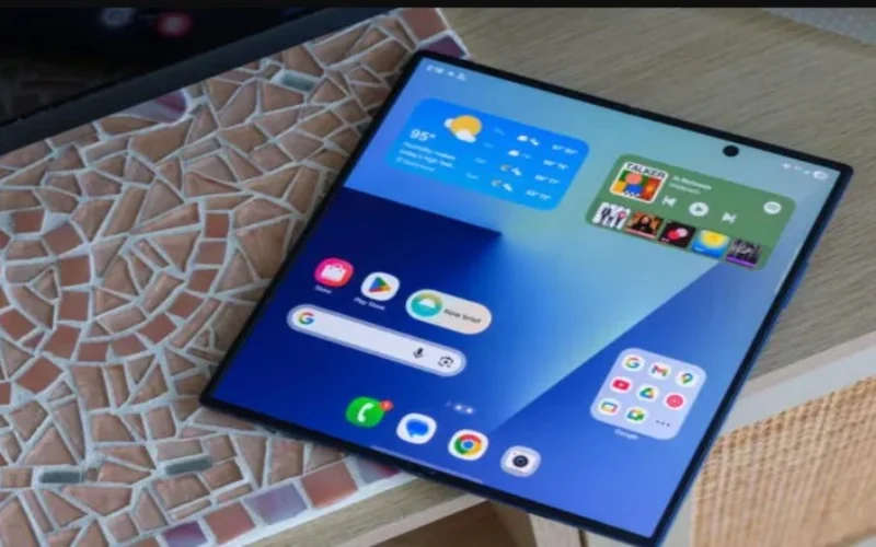 سامسونج تكشف عن هاتف “وايد فولد” القابل للطي بشاشة عريضة وبطارية أكبر